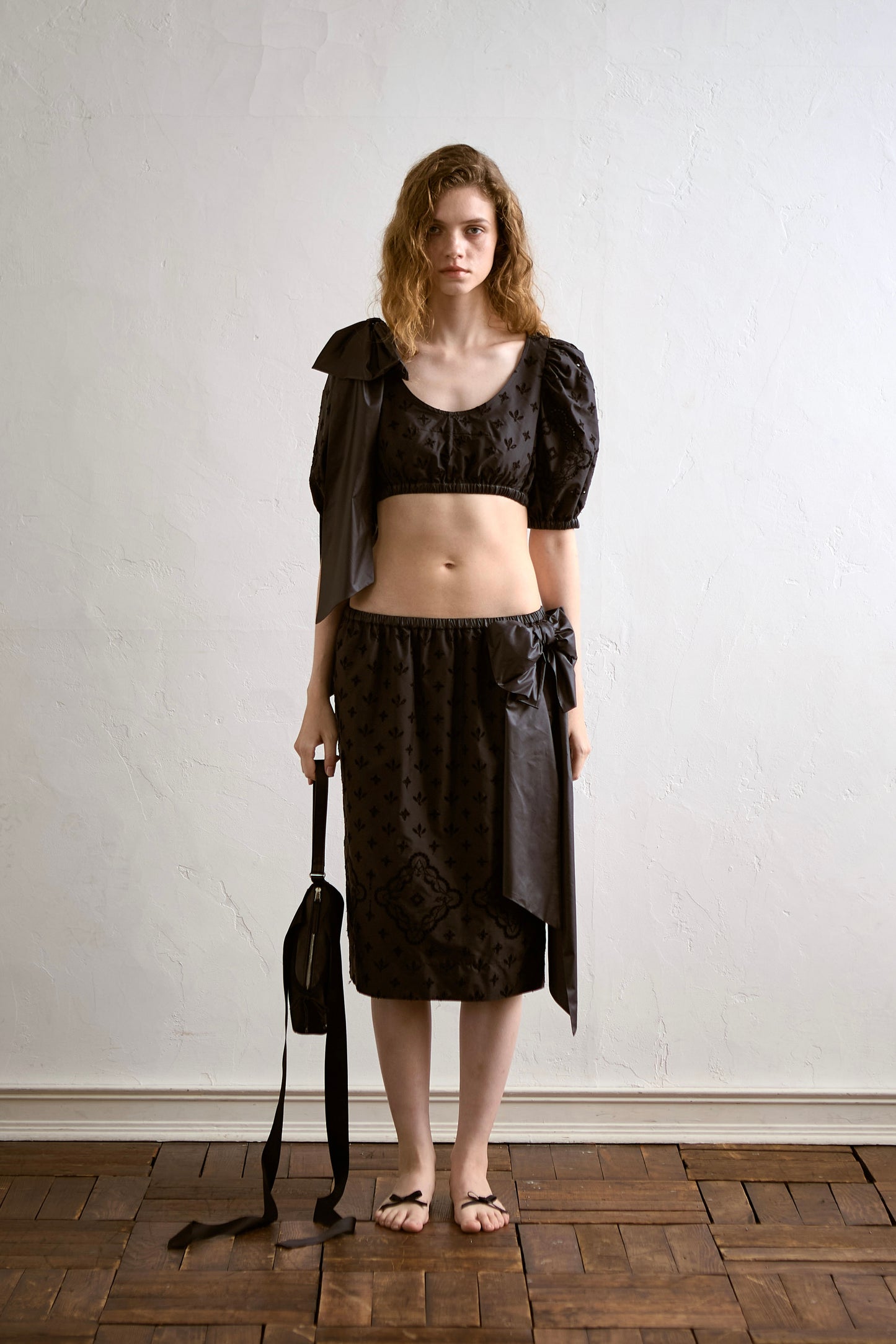 Taffeta Eyelet Lace Cropped Blouse(Black)