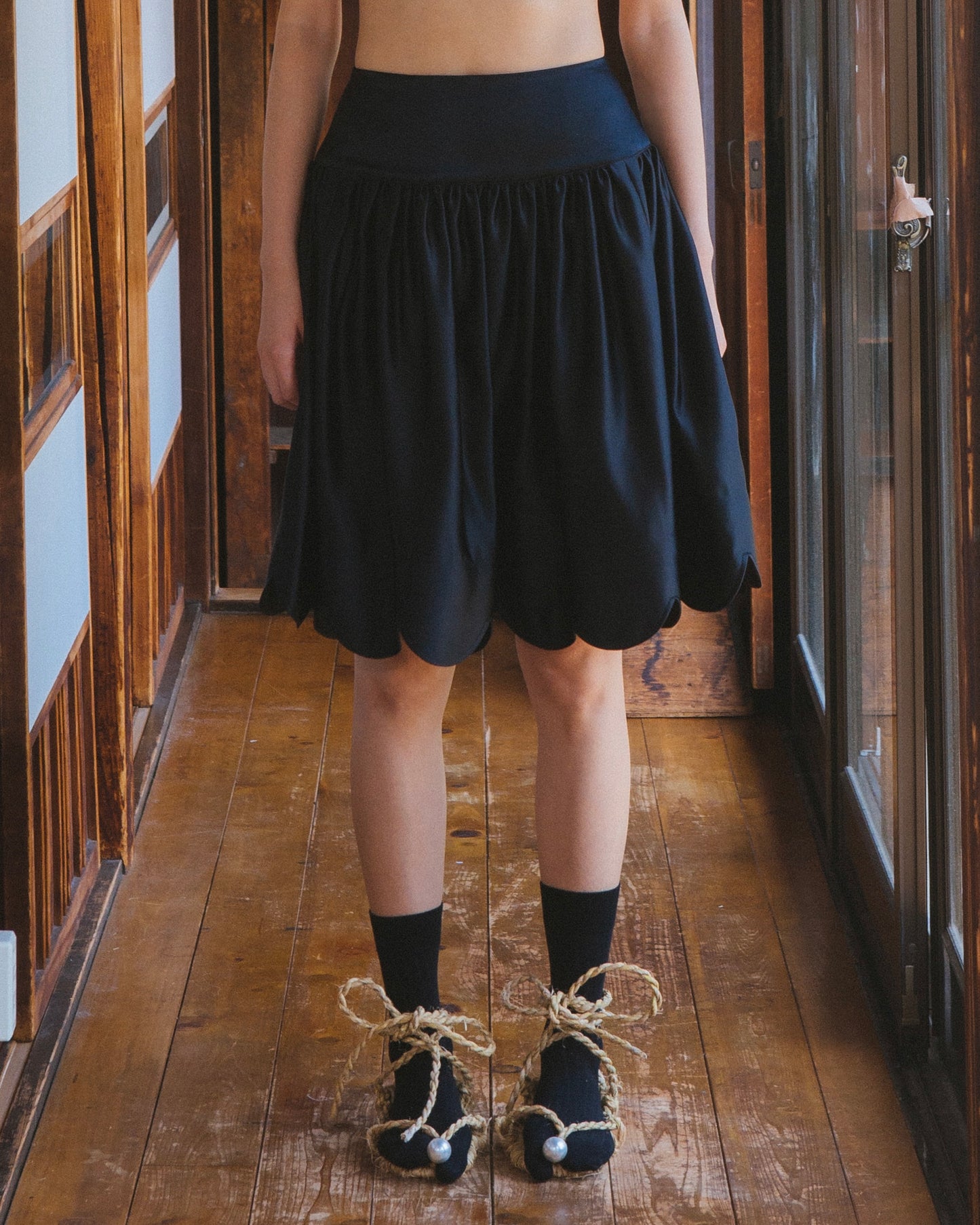 Satin Scalloped-Hem Gathered Skirt(Black)