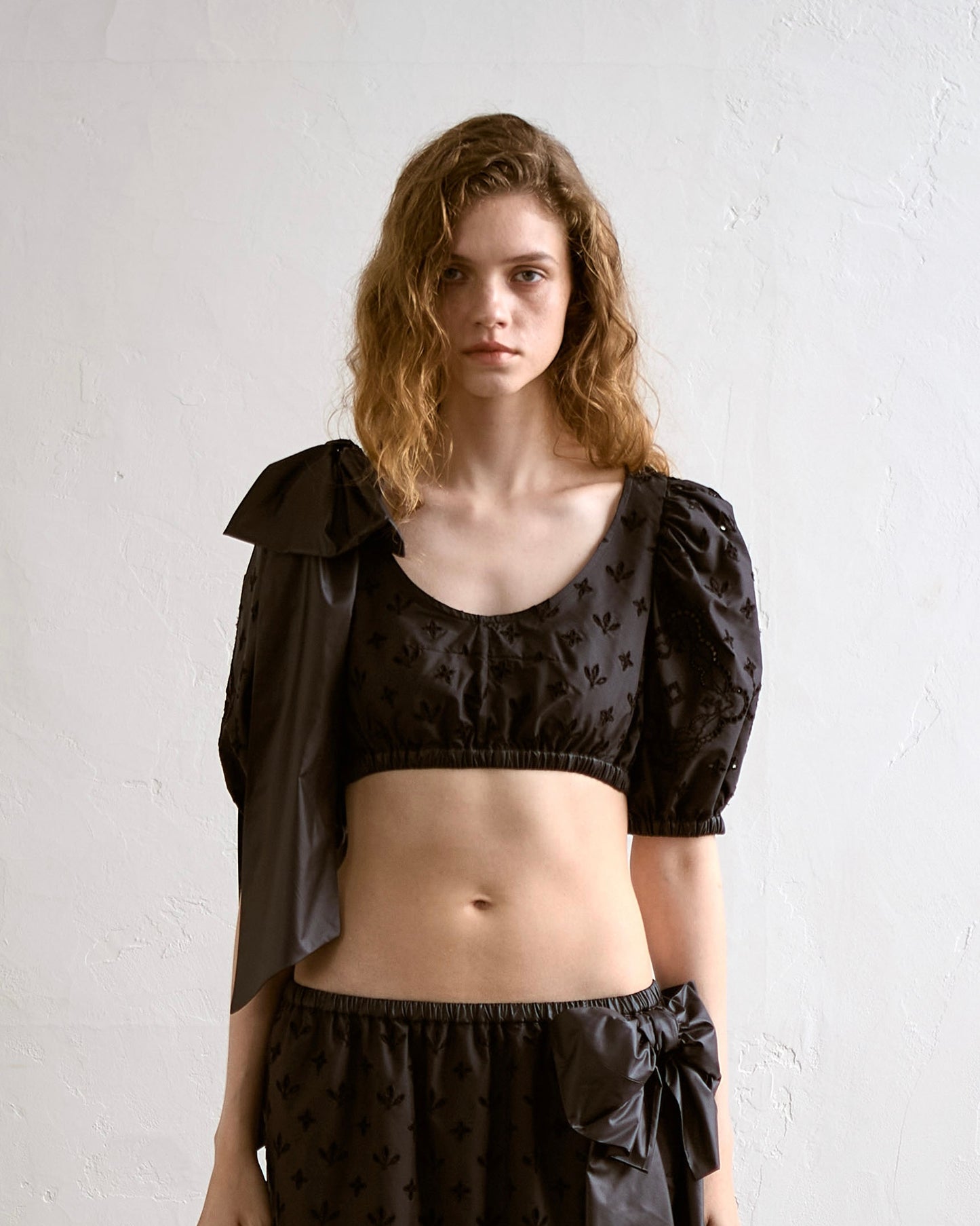 Taffeta Eyelet Lace Cropped Blouse(Black)